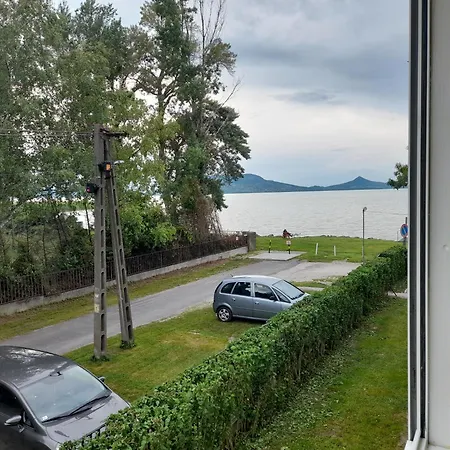 Süllő Utcai Vízparti és Panorámás! On The Waterfront&with Balaton Panorama! Apartamento